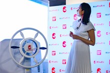 「GASHAPON ODYSSEY」を体験する山本美月。