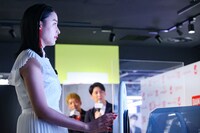 「GASHAPON ODYSSEY」を体験する山本美月。