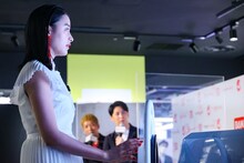 「GASHAPON ODYSSEY」を体験する山本美月。