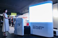 「GASHAPON ODYSSEY」を体験する山本美月。