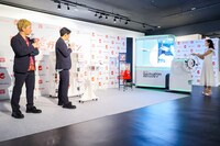 「GASHAPON ODYSSEY」を体験する山本美月（右）。