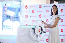 「GASHAPON ODYSSEY」を体験する山本美月。