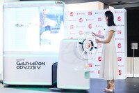「GASHAPON ODYSSEY」を体験する山本美月。