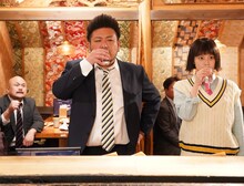 左から鬼越トマホーク、今田美桜。(c)日本テレビ