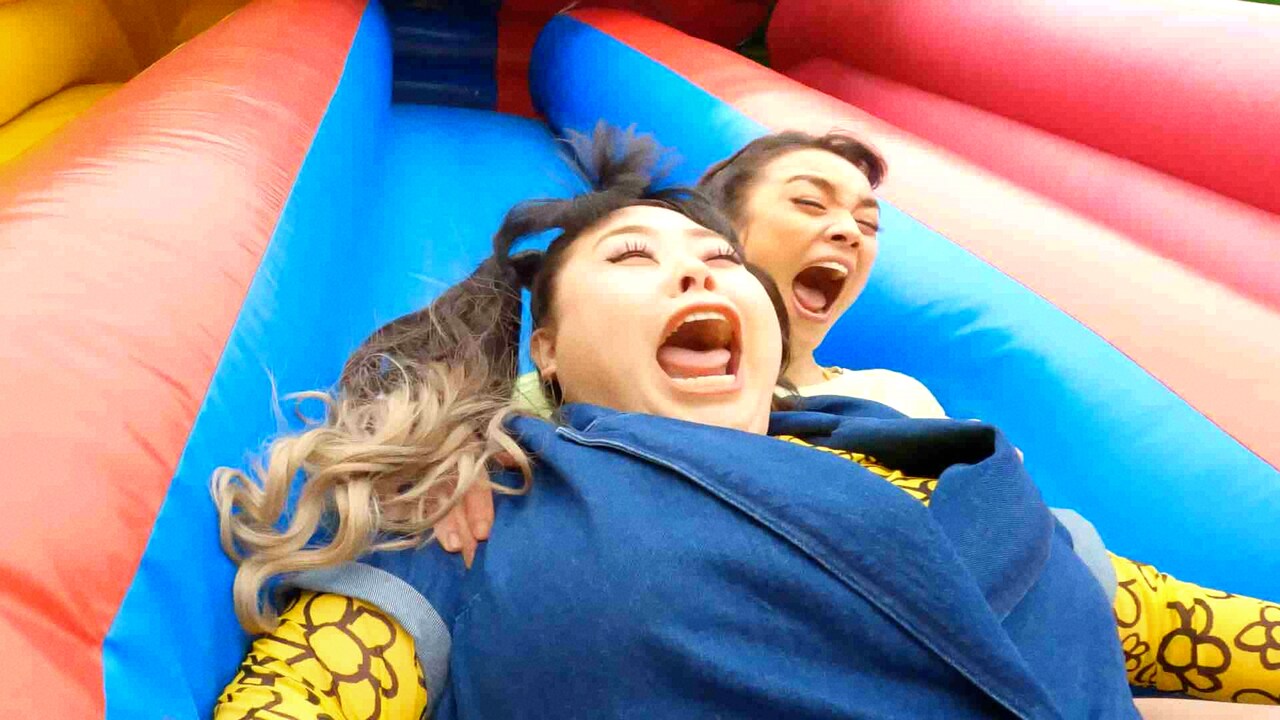 渡辺直美がアサヒビール新商品のCMに出演、急勾配の滑り台で楽しさ爆発