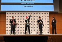 食リポ対決でEXIT兼近（左から2人目）が勝利したシーン。