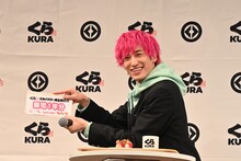 食リポ対決の結果、寿司1年分のチケットを獲得したEXIT兼近。