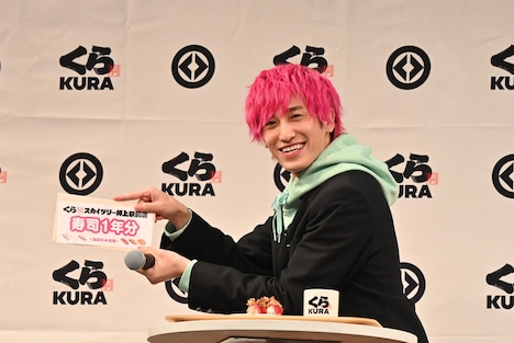 食リポ対決の結果、寿司1年分のチケットを獲得したEXIT兼近。