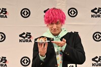 取材陣のカメラに寿司をしっかり見せるEXIT兼近。