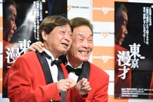 フォトセッションで顔を寄せ合うおぼん・こぼん。