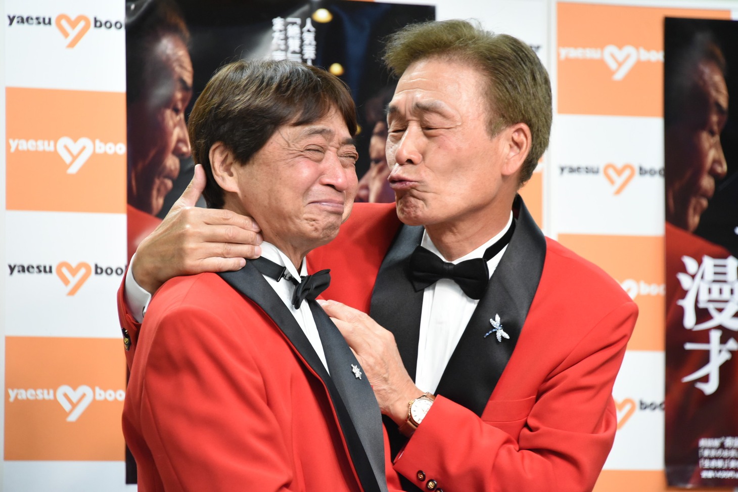 フォトセッションでじゃれ合うおぼん・こぼん。