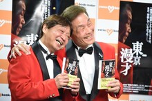 フォトセッションで顔を寄せ合うおぼん・こぼん。