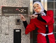 愛用するお面の製造メーカー株式会社イトオーを訪ねる大林ひょと子。