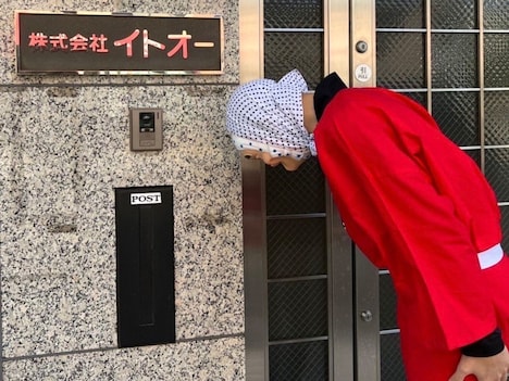 愛用するお面の製造メーカー株式会社イトオーに頭が上がらない様子の大林ひょと子。