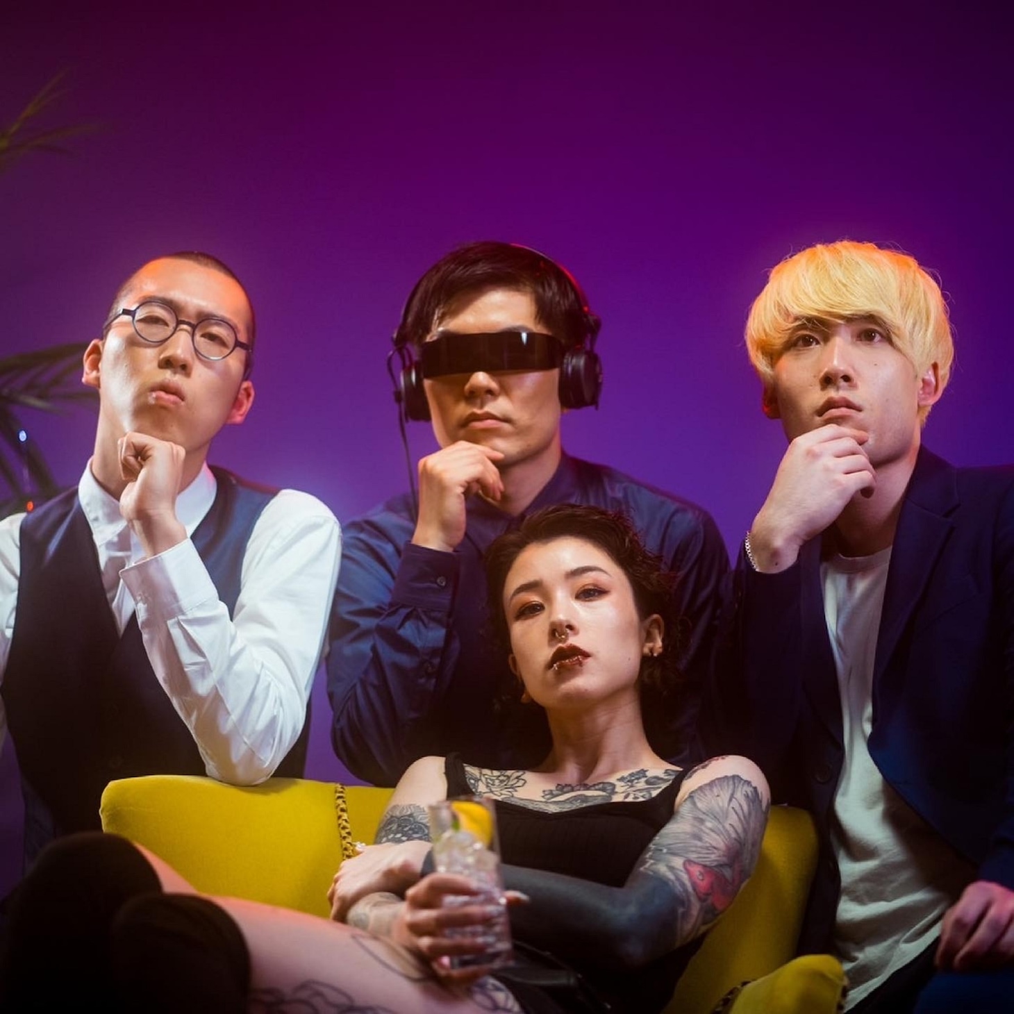 「飲み会コール」配信ジャケット。新作のハーモニカ（両端）、作曲編曲を担当したStereo Magic（中央後列）、ミュージックビデオに出演しているEMMA（中央前列）。