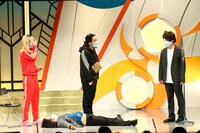 力也にのされる見取り図・盛山（マユリカ中谷）。