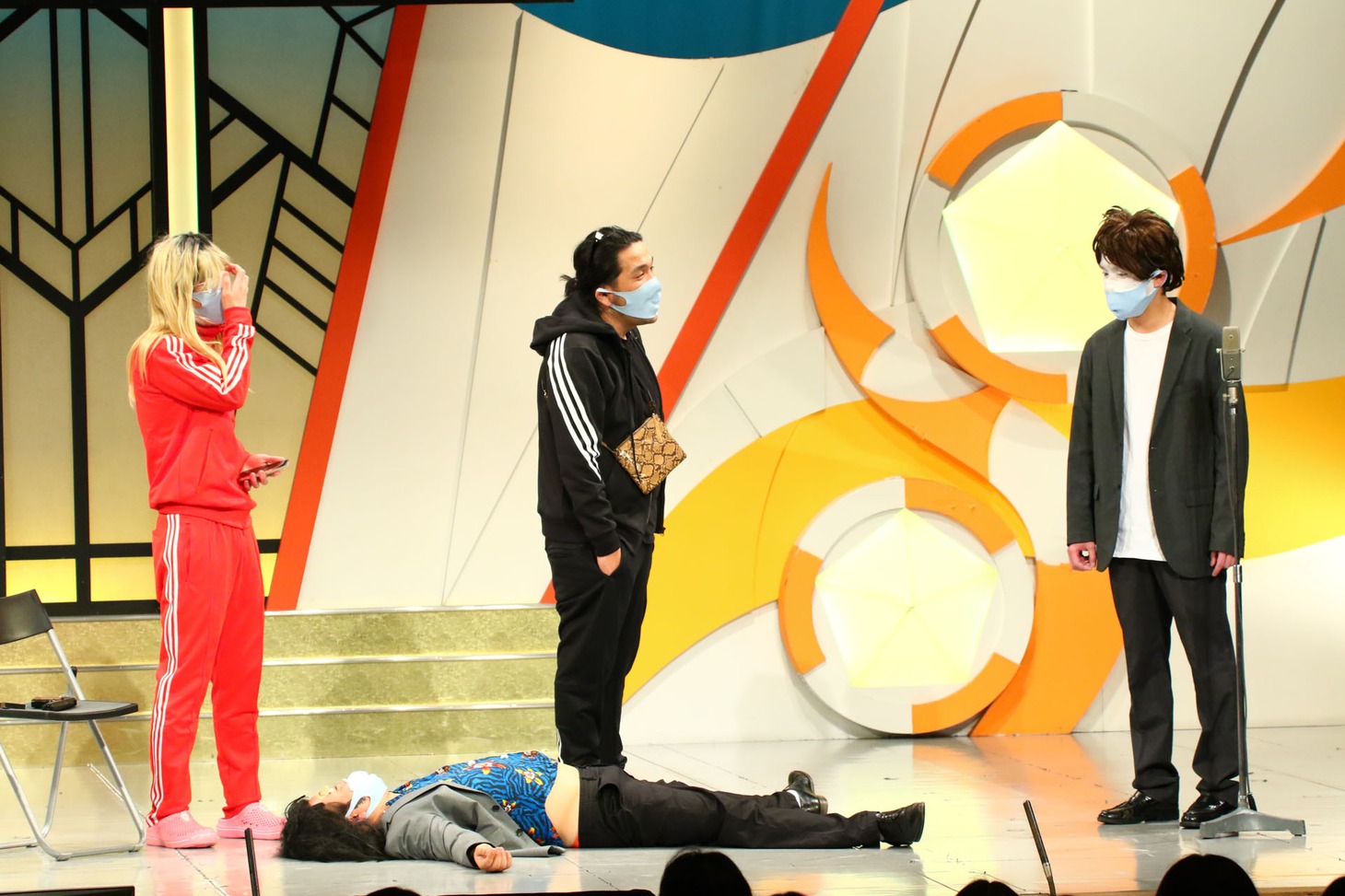 力也にのされる見取り図・盛山（マユリカ中谷）。