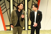 漫才を披露する見取り図。