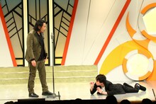 漫才を披露する見取り図。