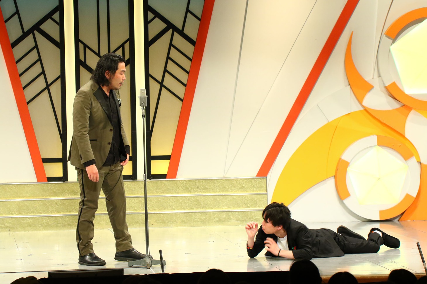 漫才を披露する見取り図。