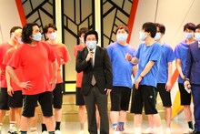 見取り図の卒業公演に駆けつけた、中田カウスに扮する霜降り明星せいや。