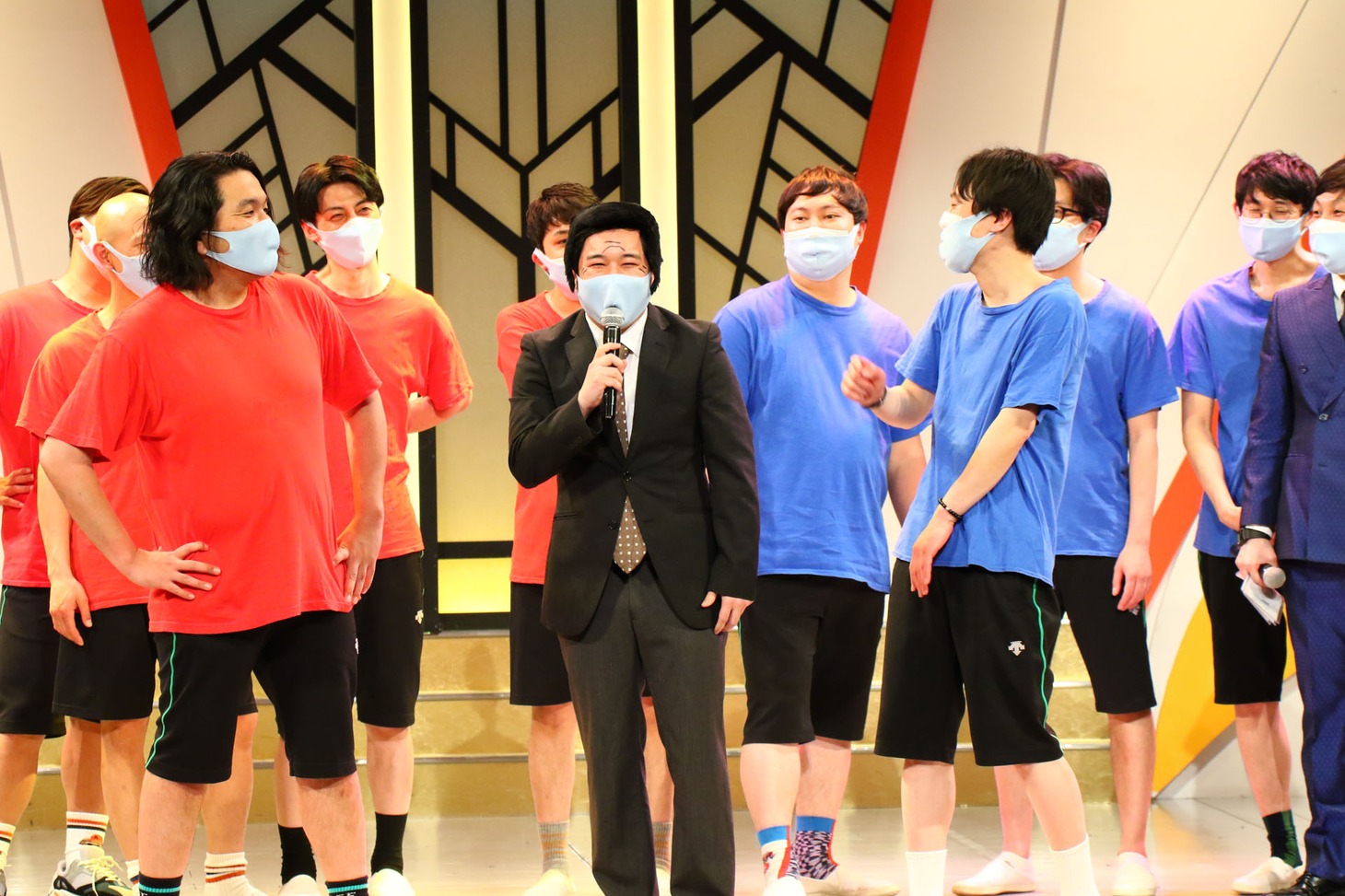 見取り図の卒業公演に駆けつけた、中田カウスに扮する霜降り明星せいや。