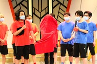 次期“劇場番長”はベールを被った状態で登場。