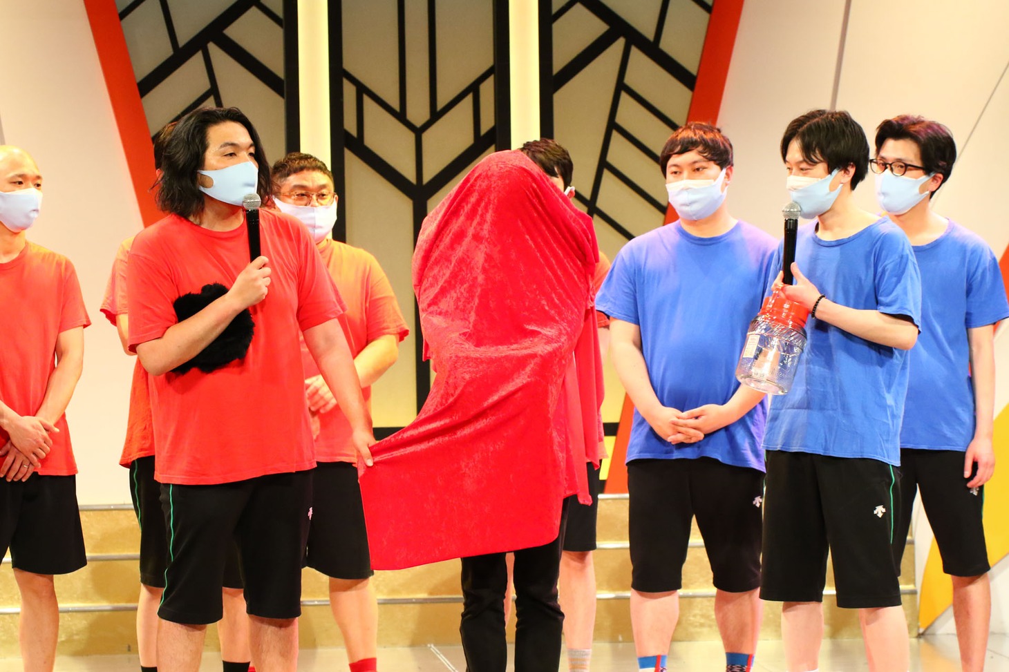 次期“劇場番長”はベールを被った状態で登場。