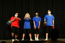 見取り図と同じタイミングで大阪・よしもと漫才劇場を卒業し、東京進出するエルフ（中央2人）。