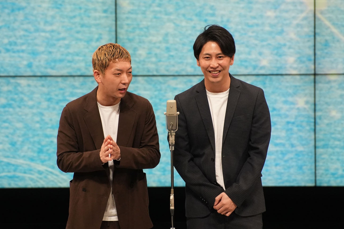 「伝説の一日」で漫才を披露するニューヨーク。