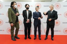 囲み取材に応じた見取り図、西川のりお・上方よしお。