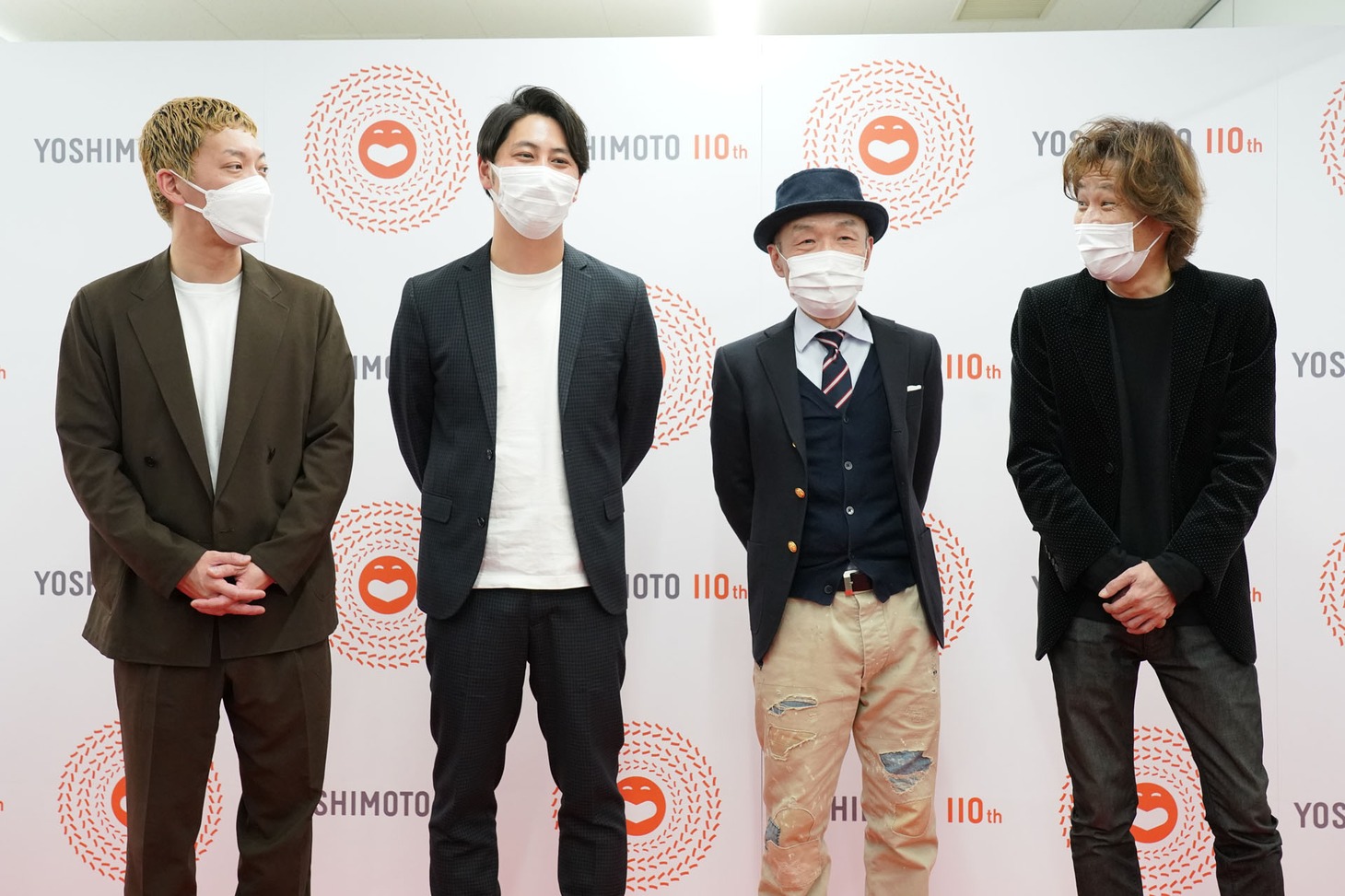 囲み取材に応じたニューヨークとティーアップ。