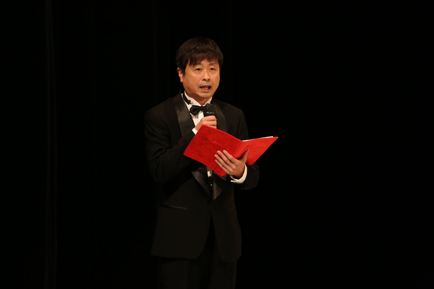 口上の司会を務めた次長課長・河本。
