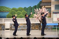 「さんまの駐在さん」に出演した（左から）ナインティナイン岡村、明石家さんま、今田耕司。