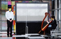 ハープを奏でるザ・ギース高佐（右）。