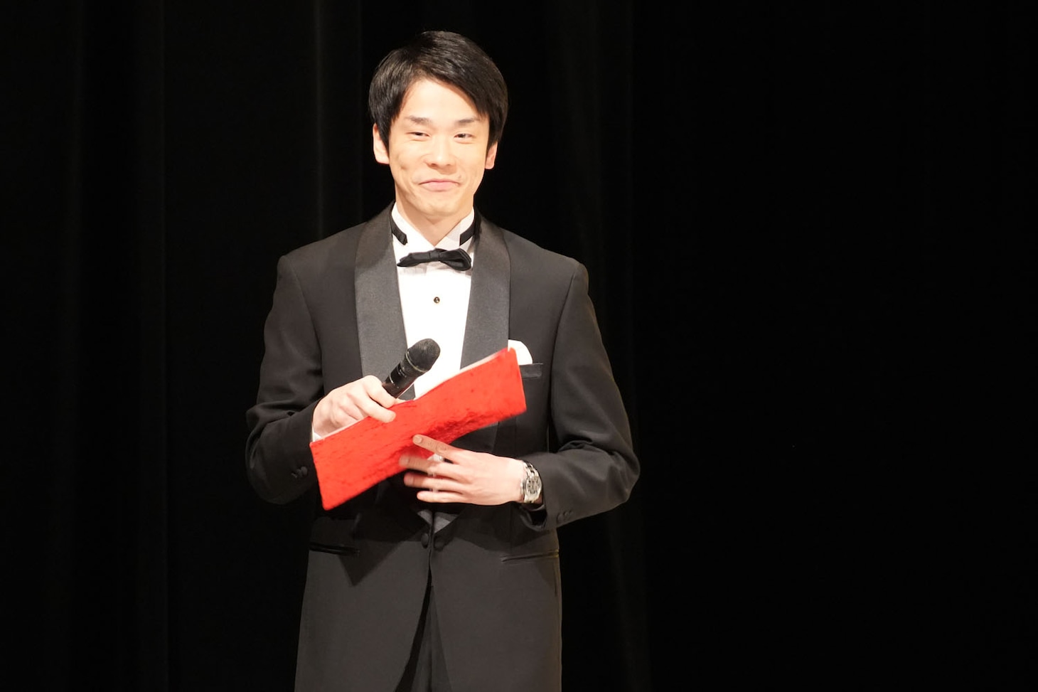 口上の司会を務めたかまいたち濱家。