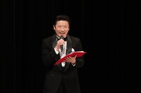 口上の司会を務めた桂三度。