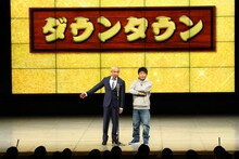 NGKの舞台でセンターマイクを挟み、掛け合いを繰り広げたダウンタウン。