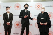 囲み取材に応じたかまいたちと桂文珍。