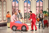 吉本新喜劇のワンシーン。宮川大助・花子が登場した。