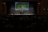 祇園による前説中の様子。