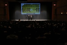 祇園による前説中の様子。