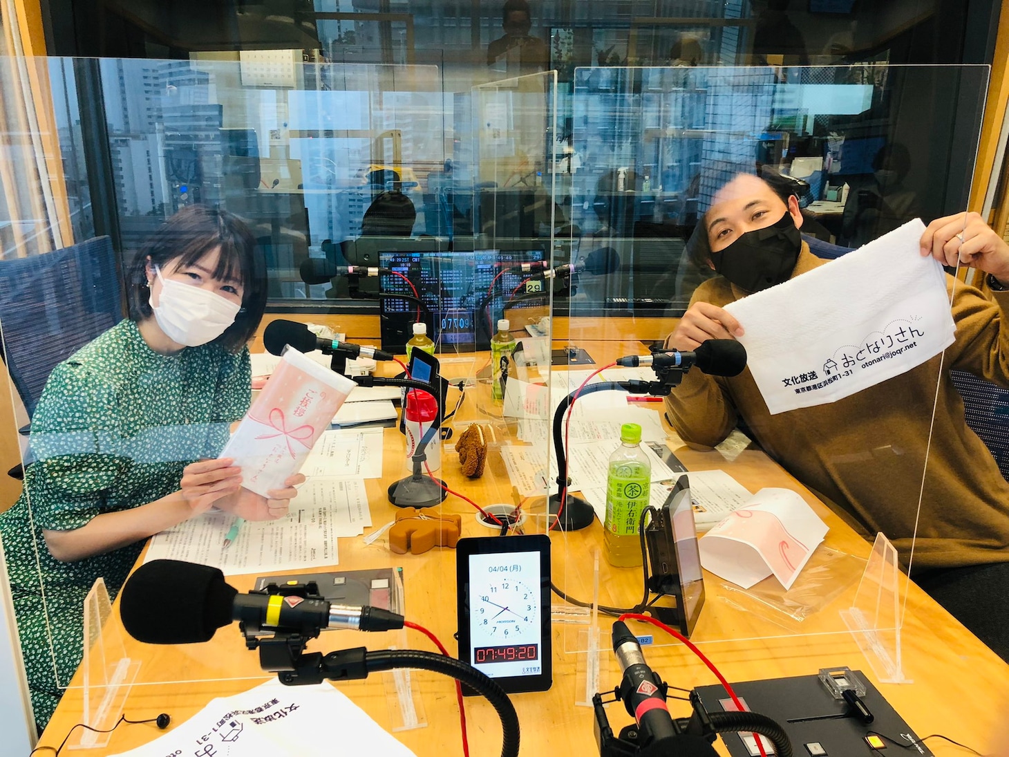 「おとなりさん」月曜パーソナリティのアルコ＆ピース平子とアシスタントの坂口愛美（文化放送アナウンサー）。(c)文化放送