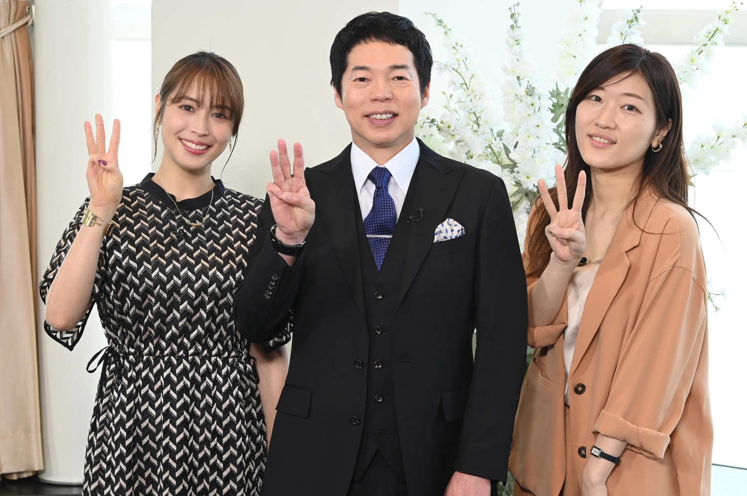 左から広瀬アリス、今田耕司、ヒコロヒー。(c)読売テレビ