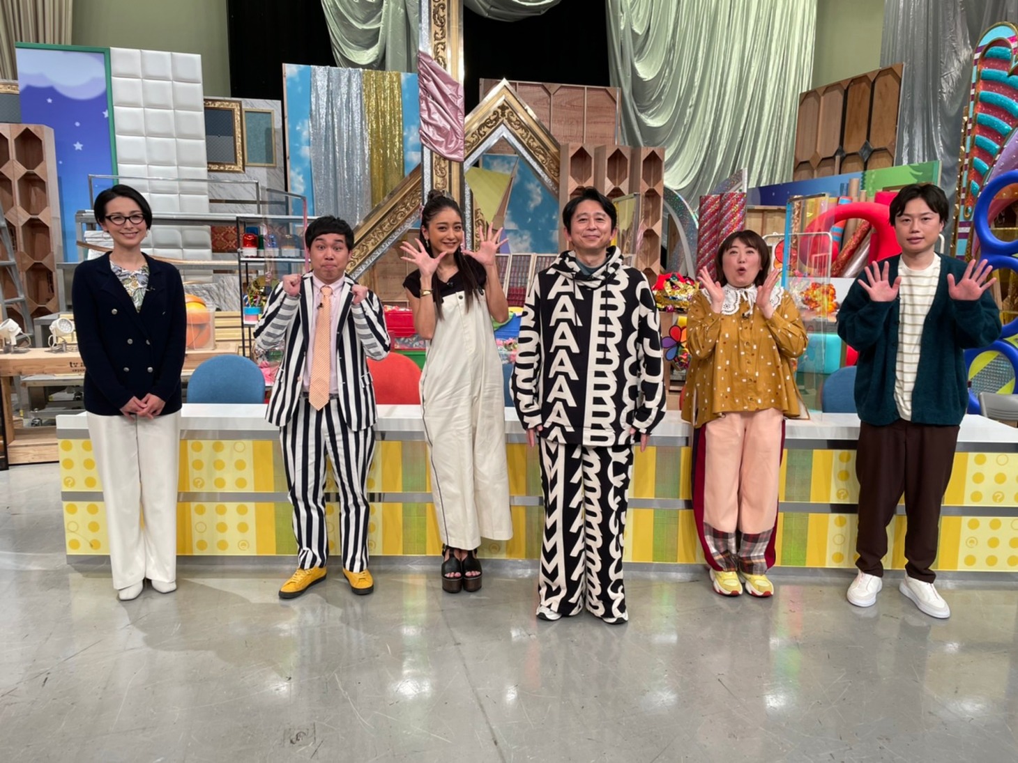「有吉クイズ」に出演する（左から）野村真希アナ、霜降り明星せいや、池田美優、有吉弘行、森三中・黒沢、見取り図リリー。(c)テレビ朝日