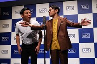 交通安全にまつわる漫才を披露するインディアンス。