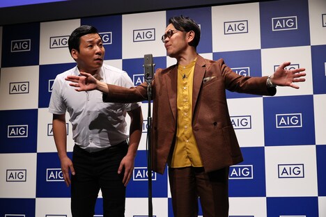 交通安全にまつわる漫才を披露するインディアンス。