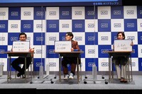 インディアンスとAIG損保社員（右）が参加したクイズコーナーのワンシーン。