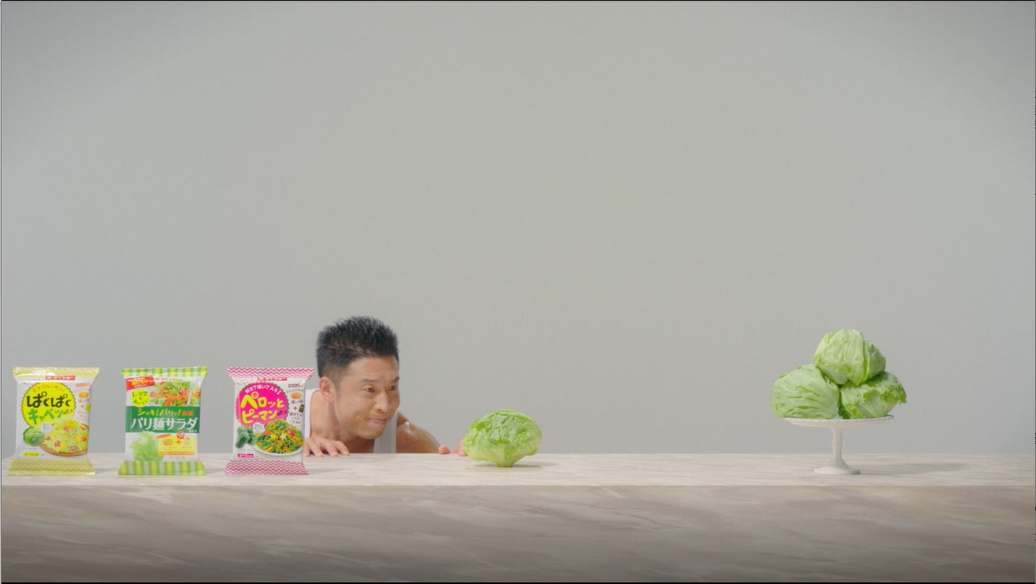CM「どっちなんだい!? 食材さんパリ麺サラダ」編より。