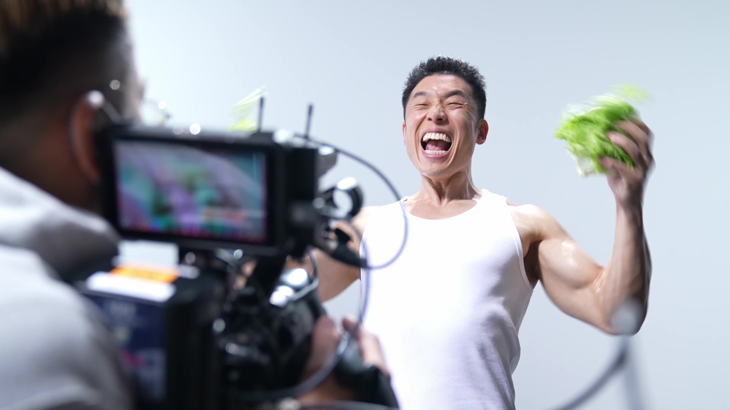人生で初めてレタスを割るなかやまきんに君。